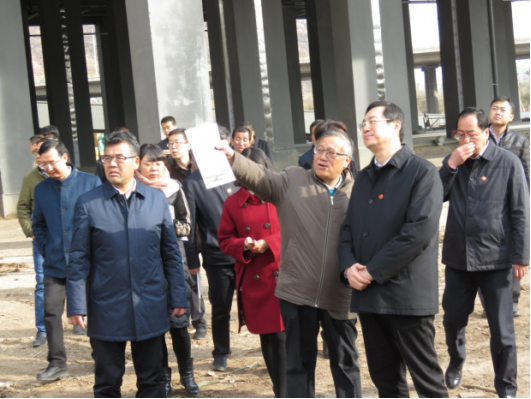 省委常委、西寧市委書記王曉在青海省物產(chǎn)集團總公司黨委書記、總經(jīng)理王玉輝陪同下，深入青海物產(chǎn)朝陽物流園區(qū)。